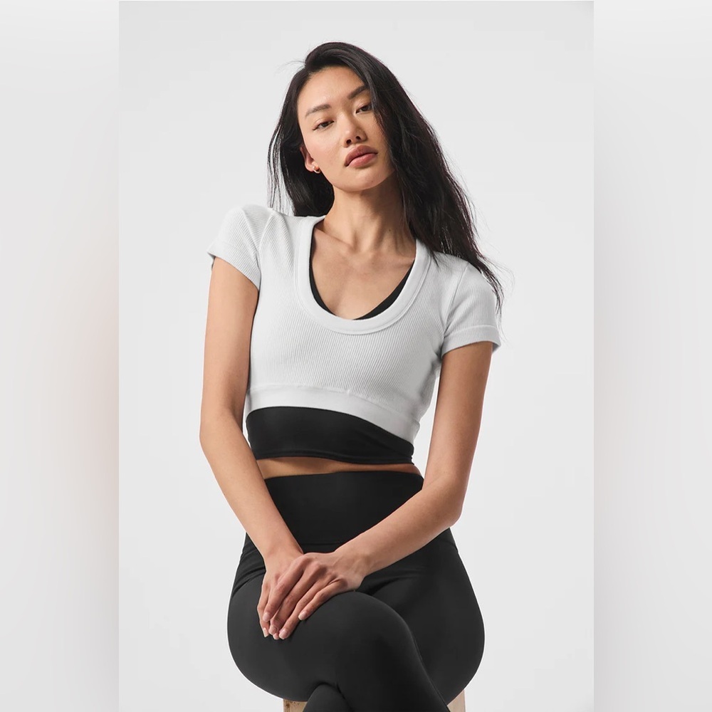 ALO YOGA | ✨NEW✨ Seamless Ribbed Cropped Serene Short Sleeve in White